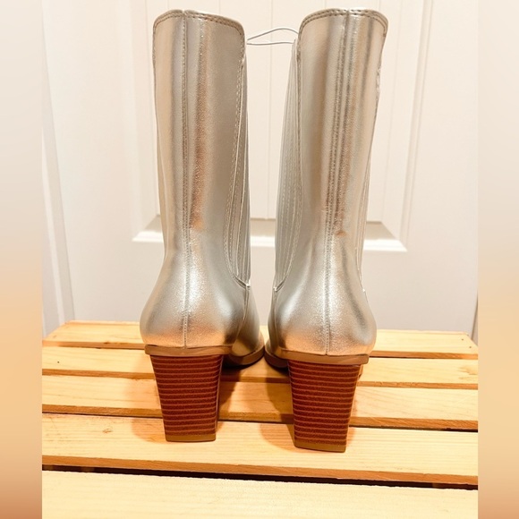 Forever 21 Women’s Metallic Silver Pointed Booties 7 - Picture 6 of 8